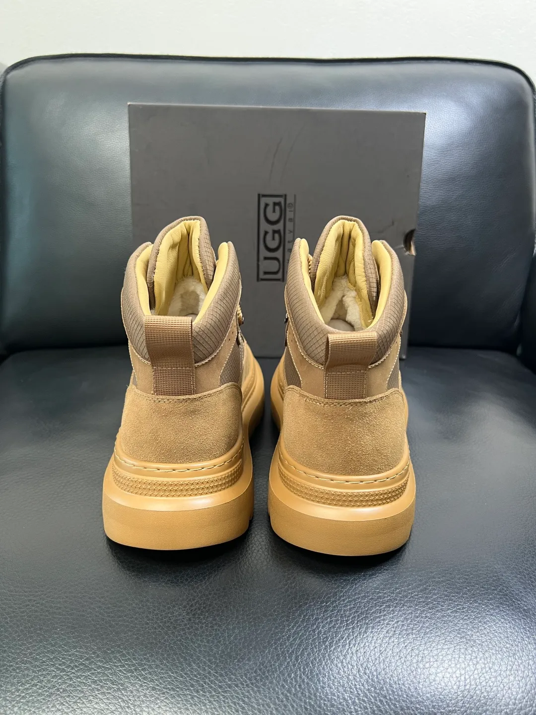 Men's men's shoes 💰740 UGG High-quality top crafts. Original configuration is available at the counter simultaneously. Original cowhide fabric imported from Italy, high-quality splicing technology, fully imported lambswool lining. Sole: Original sole is specially provided by the original factory and is super comfortable. Original factory and single goods are welcome to compare. Size 39-44
